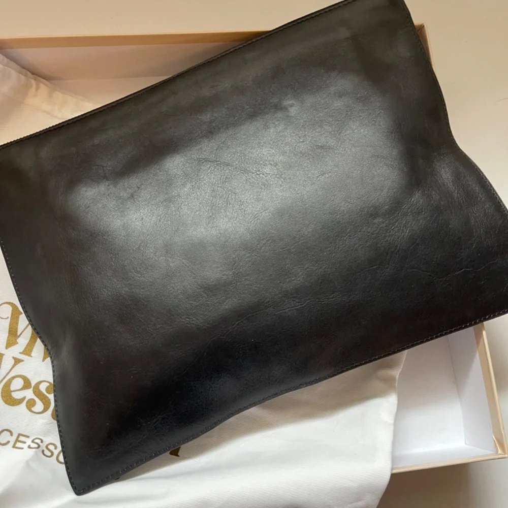 VIVIENNE WESTWOOD ICONIC TI TS PRINTED BLACK LEATHER CLUTCH NWT SS16 - Picture 10 of 15